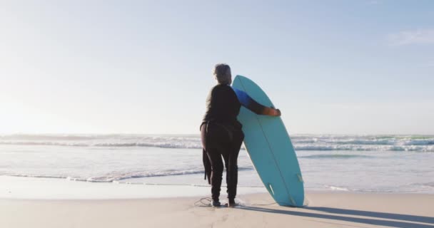 Starsza Afroamerykanka Spacerująca Deską Surfingową Plaży Zdrowy Wypoczynek Świeżym Powietrzu — Wideo stockowe