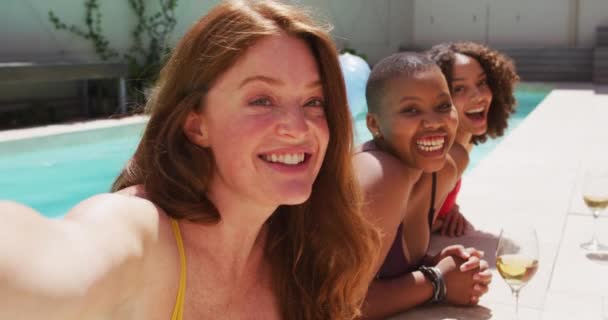 Diverso Grupo Amigas Divirtiéndose Piscina Tomando Selfie Amigas Pasando Rato — Vídeos de Stock