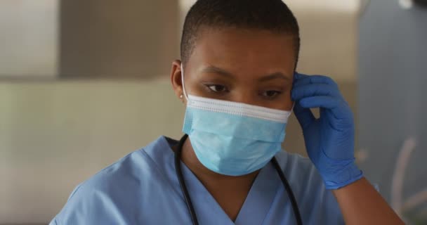 アフリカ系アメリカ人女性医師が顔のマスク呼吸を深く離陸 コロナウイルスの専門医療従事者は19のパンデミックを克服しました — ストック動画