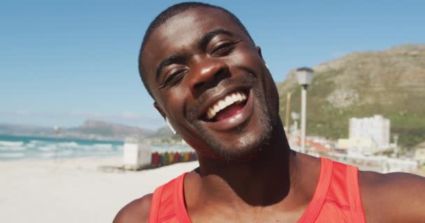 Портрет Усміхненого Афроамериканця Махає Камери Робить Перерву Фізичних Вправах Відкритому — стокове відео