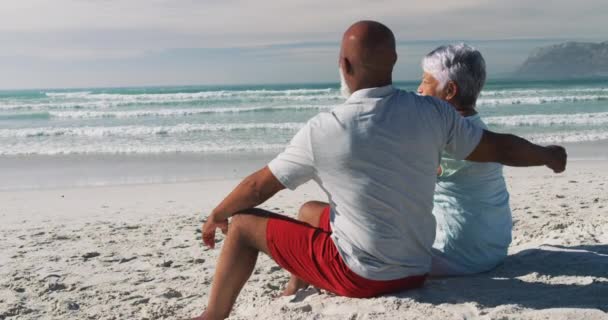 Coppia Afroamericana Anziana Seduta Abbracciata Spiaggia Sano Tempo Libero All — Video Stock