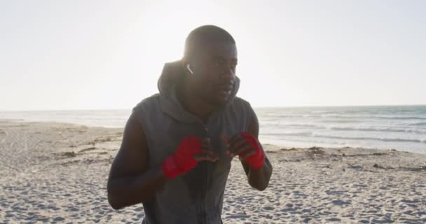 Homem Afro Americano Focado Boxe Exercitando Livre Junto Mar Fitness — Vídeo de Stock