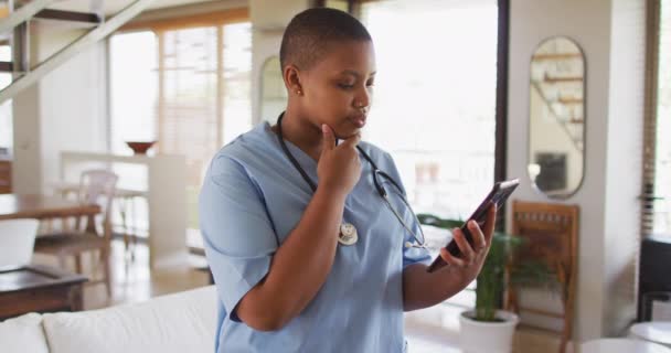 Médica Afro Americana Tendo Videochamada Consulta Usando Tablet Olhando Para — Vídeo de Stock