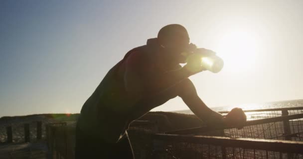 Homem Afro Americano Bebendo Água Fazendo Uma Pausa Exercício Livre — Vídeo de Stock