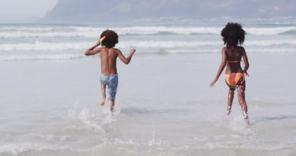 Crianças Afro Americanas Vestindo Óculos Mergulho Brincando Praia Tempo Lazer — Vídeo de Stock