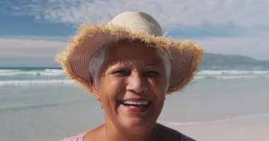 Sahilde gülümseyen son sınıf öğrencisinin portresi. sağlıklı açık hava eğlence zamanı deniz kenarında.