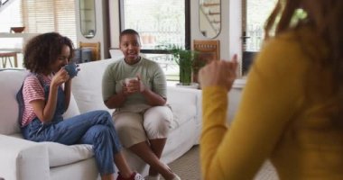 Çeşitli bayan arkadaşlar evde kahve içerek eğleniyorlar. Bayan arkadaşlar birlikte vakit geçiriyorlar..