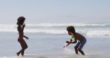 Sahilde oynayan Afrikalı Amerikalı çocuklar dalgıç gözlüğü takıyor. sağlıklı açık hava eğlence zamanı deniz kenarında.