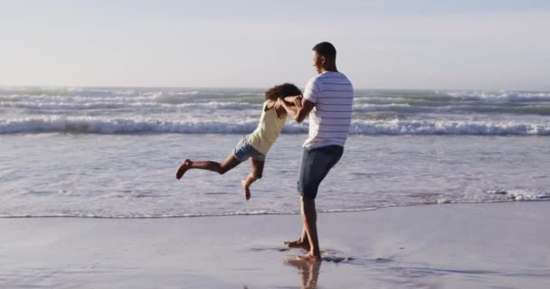 Afro Amerikaanse Vader Zijn Dochter Spelen Het Strand Gezonde Vrije — Stockvideo