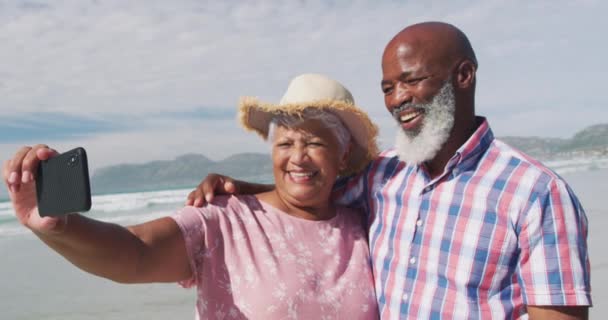 Gemengde Race Senior Koppel Nemen Van Een Selfie Met Een — Stockvideo