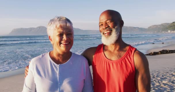 在海滩上拥抱和微笑的老年非洲裔美国夫妇的画像 海上健康的户外闲暇时间 — 图库视频影像