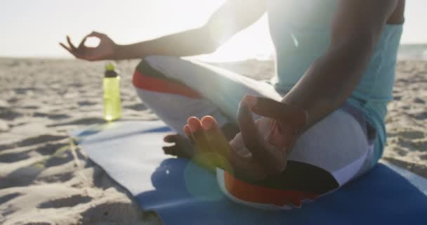 Środkowa Część Afrykańskiego Mężczyzny Ćwiczącego Jogę Plaży Ćwiczącego Świeżym Powietrzu — Wideo stockowe