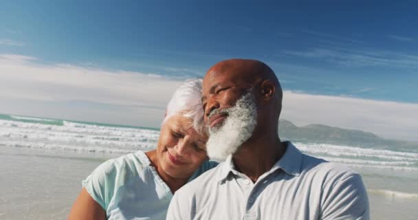 Uśmiechnięta Starsza Afrykańska Para Obejmująca Się Plaży Zdrowy Wypoczynek Świeżym — Wideo stockowe