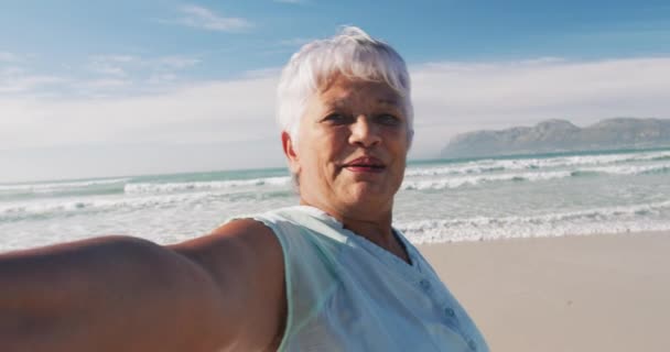Eine Ältere Afrikanische Amerikanerin Lächelt Die Kamera Und Geht Strand — Stockvideo