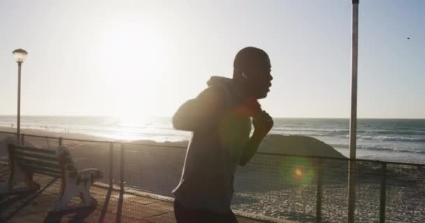 Συγκεντρωμένος Αφροαμερικάνος Πυγμάχος Και Τρέξιμο Γυμνάζεται Στην Ύπαιθρο Δίπλα Στη — Αρχείο Βίντεο