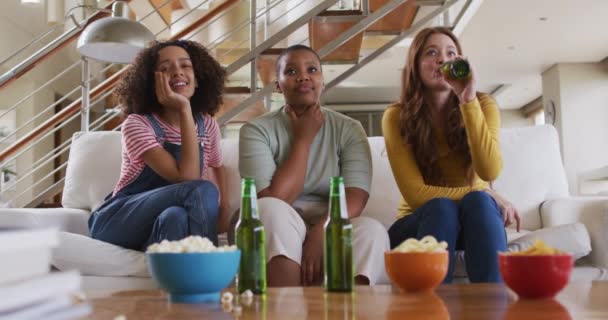 Diverse Groep Vrouwelijke Vrienden Die Thuis Bier Drinken Kijken Vrouwelijke — Stockvideo