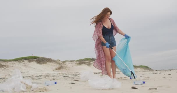 Mulher Caucasiana Usando Luvas Látex Coletando Lixo Praia Usando Grabber — Vídeo de Stock