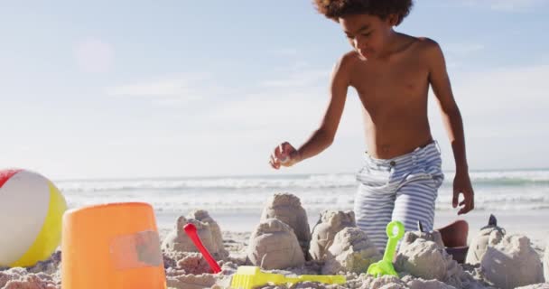 Ragazzo Afroamericano Che Gioca Con Sabbia Sulla Spiaggia Sano Tempo — Video Stock