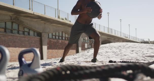 Homem Afro Americano Focado Levantando Bola Exercitando Livre Praia Fitness — Vídeo de Stock