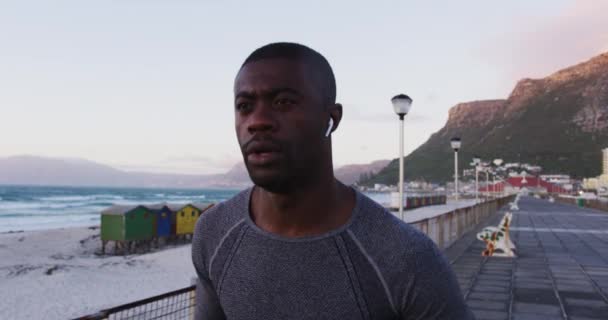 Homme Afro Américain Concentré Faisant Exercice Extérieur Courant Bord Mer — Video