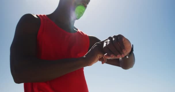 Afro Américain Vérifie Montre Connectée Faisant Une Pause Plein Air — Video