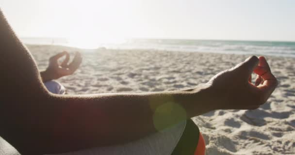 Afrika Kökenli Amerikalı Bir Adamın Plajda Yoga Yapması Deniz Kenarında — Stok video