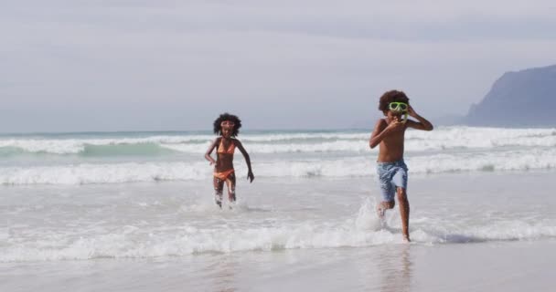 Bambini Afroamericani Indossano Occhiali Sub Che Giocano Spiaggia Sano Tempo — Video Stock