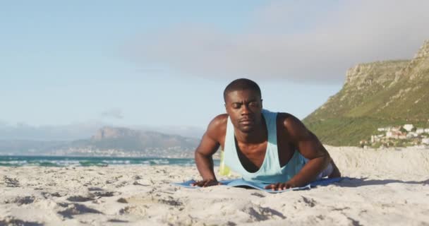 Hombre Afroamericano Enfocado Con Los Ojos Cerrados Practicando Yoga Playa — Vídeos de Stock