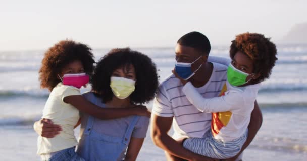 Portrét Africké Americké Rodiny Obličejovými Maskami Pláži Rodinná Dovolená Během — Stock video