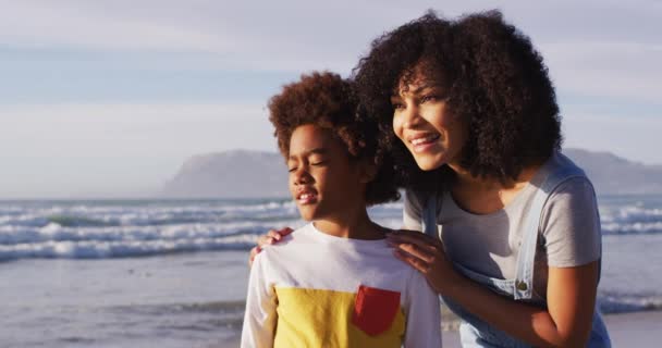 Madre Afroamericana Hijo Abrazándose Playa Tiempo Ocio Aire Libre Saludable — Vídeos de Stock