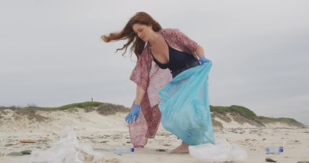 Wanita Kaukasia Memakai Sarung Tangan Lateks Mengoleksi Sampah Dari Pantai — Stok Video