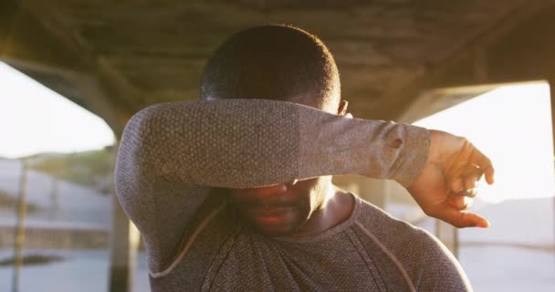 Homem Afro Americano Limpando Testa Fazendo Uma Pausa Exercício Livre — Vídeo de Stock