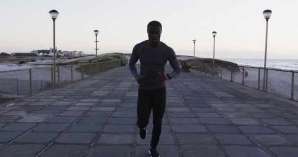 Homem Afro Americano Focado Exercitando Livre Correndo Beira Mar Fitness — Vídeo de Stock
