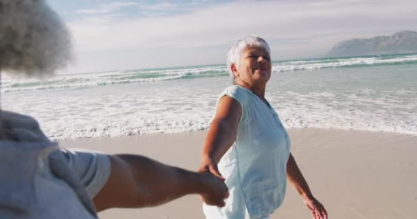 Coppia Afroamericana Anziana Che Cammina Tiene Mano Sulla Spiaggia Sano — Video Stock