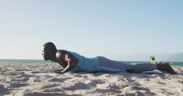 Homem Afro Americano Focado Praticando Ioga Praia Exercitando Livre Junto — Vídeo de Stock