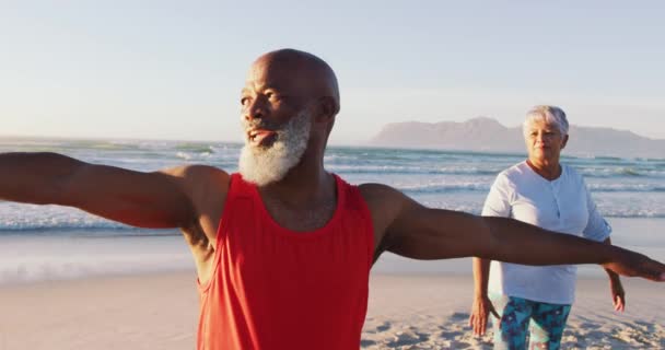 Ein Älteres Afrikanisch Amerikanisches Paar Praktiziert Yoga Strand Gesunde Freizeit — Stockvideo