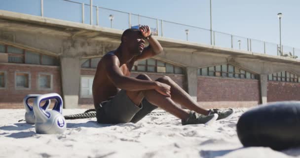 Cansado Afro Americano Sentado Limpando Testa Fazendo Uma Pausa Exercício — Vídeo de Stock