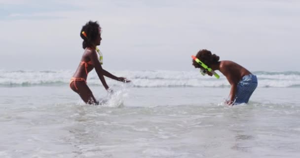 Bambini Afroamericani Indossano Occhiali Sub Che Giocano Spiaggia Sano Tempo — Video Stock