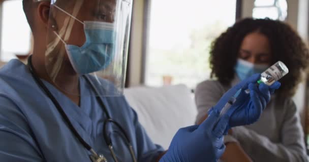 Medico Afroamericano Sesso Femminile Che Indossa Maschera Facciale Preparare Vaccino — Video Stock