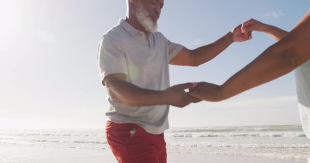 Casal Americano Africano Sênior Dançando Praia Tempo Lazer Livre Saudável — Vídeo de Stock