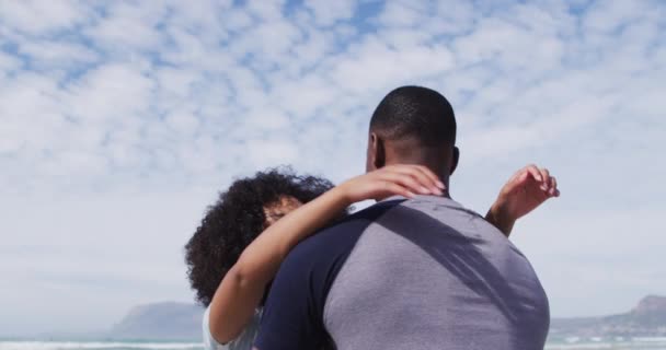 Casal Afro Americano Abraçando Sorrindo Praia Tempo Lazer Livre Saudável — Vídeo de Stock