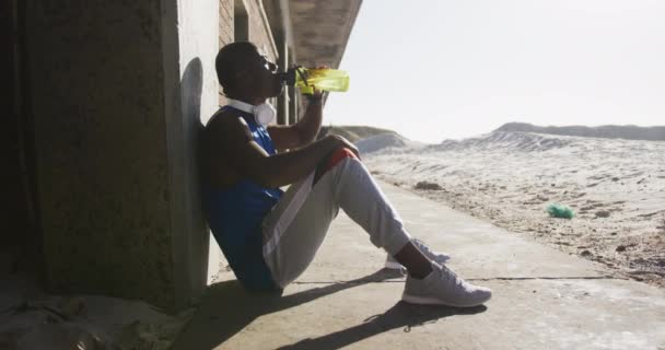 Hombre Afroamericano Sentado Bebiendo Botella Agua Tomando Descanso Ejercicio Aire — Vídeos de Stock