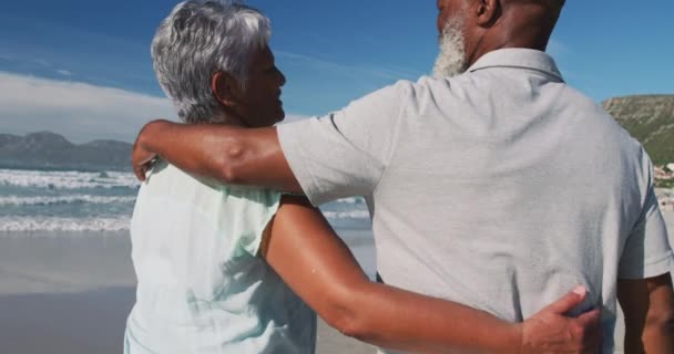 Ένα Ζευγάρι Αφροαμερικανών Που Αγκαλιάζονται Στην Παραλία Υγιεινό Υπαίθριο Ελεύθερο — Αρχείο Βίντεο