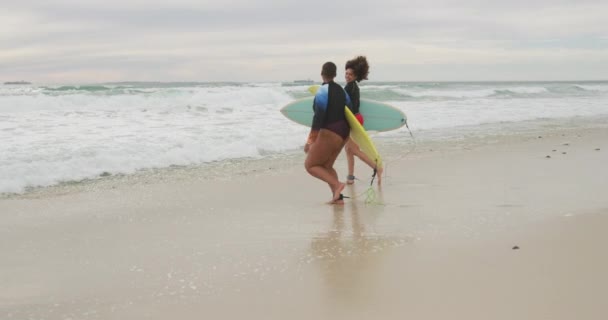 Glada Afrikanska Amerikanska Kvinnliga Vänner Som Springer Havet Med Surfbrädor — Stockvideo