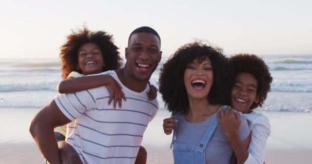 非洲裔美国家庭在海滩上微笑的肖像 家庭旅游度假的概念 — 图库视频影像