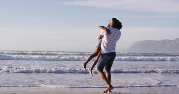 Afrikalı Amerikalı Baba Kızı Sahilde Oynuyorlar Sağlıklı Açık Hava Eğlence — Stok video