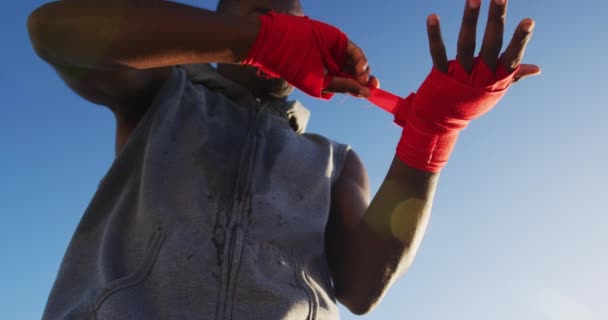 Skupiony Afrykański Amerykanin Owijający Ręce Ćwiczący Świeżym Powietrzu Sprawność Zdrowy — Wideo stockowe