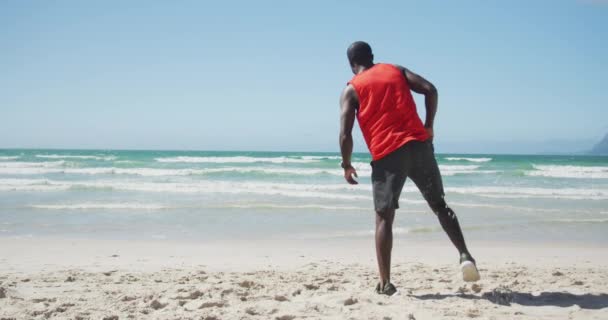 Afro Amerikaanse Man Die Zich Uitstrekt Het Strand Buiten Aan — Stockvideo
