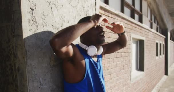 Усміхнений Афроамериканський Чоловік Навушниками Робить Перерву Вправі Відкритому Повітрі Фітнес — стокове відео