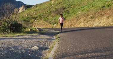 Afrika kökenli Amerikalı kadın gün batımında kırsal bölgede koşuyor. sağlıklı açık hava yaşam tarzı fitness eğitimi.